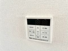 キッチン横からお湯張り、追い炊き、足し湯がボタン一つで楽々操作できる給湯機リモコンです＾＾忙しい夕飯の準備の時間帯に重宝しますね。