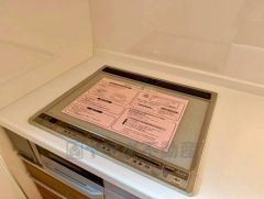 お手入れのしやすいIHクッキングヒーターです。3口コンロなので、効率よくお料理が楽しめます。毎日のお料理も楽しくなりますね。