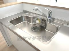 大きなお鍋も楽々洗える幅の広いシンクです＾＾ステンレスシンクなので簡単にお掃除できますよ。洗剤やスポンジもすっきりできる収納付き。