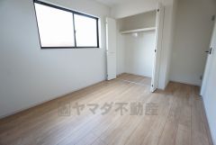 同仕様写真。暖かい日差しが差し込む洋室。たっぷり収納できるクローゼット付きでお部屋の中をすっきりと快適に保てます。