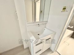 洗面台、洗濯機置き場、バスルームが連なっている、生活導線の考えられた作りになっています。