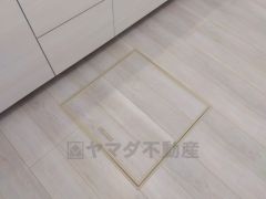 キッチンには床下収納を設けています。生活スペースを減らさず、キッチン用品や非常食など様々なものを収納できます。