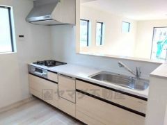 収納も、作業スペースも広々と設けられた使いやすいシステムキッチンです＾＾カウンターキッチンなので、ご家族と会話をしながら楽しくお料理ができます＾＾