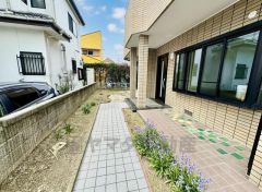 玄関まわりを美しく演出するタイルアプローチ。植栽の彩りも心地よく、訪れる人をやさしく迎えてくれます。