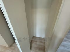 2階の廊下にも収納を確保。各居室に入りきれなかった荷物や、2階で使用する日用品のストック置き場に便利です。