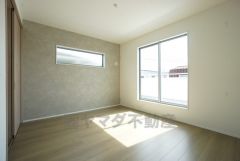 バルコニーに面した洋室です。大きな窓からやわらかな陽が差し込む明るいお部屋です。寝室としてもおすすめです。