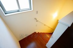 同仕様写真。小さなお子様やご高齢の方でも安心できる、手すり付き階段。段差も低めで設定されており、安全性にも優れています。