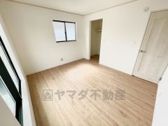 バルコニーに面した陽当たりの良い洋室です＾＾