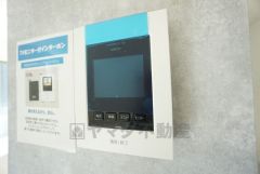 防犯性もばっちり、TVモニター付きインターホン完備。大きなモニターで玄関先を確認できます。録画機能が付いているので不在時の訪問者も確認できて安心です＾＾