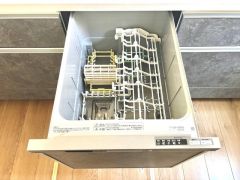 炊事時間を大幅に短縮できる食器洗浄乾燥機付き＾＾食器を洗う手間が減るので家族とのコミュニケーションの時間や自分の時間が増えますね。