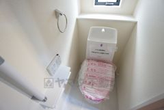 温水洗浄機付トイレです。トイレは2ヶ所設けられているので、来客時にも気兼ねなく使えますね。小窓付きで換気も出来ます。