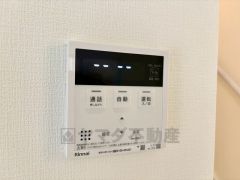 お湯張り、追い炊き、足し湯がボタン一つで楽々操作できる非常に便利な給湯機リモコンです。追い炊きがついていると寒い冬は水道代の節約にもなるので助かりますね