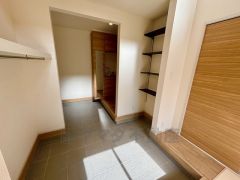 採光も考えられた明るい玄関です。