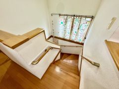 日中でも暗くなりがちな階段には、窓を配置し採光も考えられたつくり＾＾手摺付きなので安全に上り下りできますね＾＾