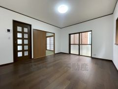 大きな窓のあるリビングは陽光あふれる明るい空間です。居心地良く、ご家族皆がゆったり寛げる憩いの空間となりそうです。