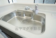 大きなお鍋も楽々洗える幅の広いシンクです＾＾ステンレスシンクなので簡単にお掃除できますよ。洗剤やスポンジもすっきりできる収納付き。