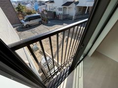 転落防止・窓からの侵入防止のための防護柵付き。