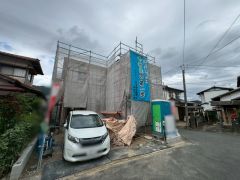 駐車スペース並列で2台分あります。ご夫婦で1台ずつ所持されているご家庭にも安心ですね。