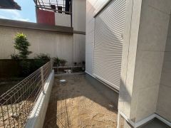 庭。庭に面した窓はシャッター付きです。