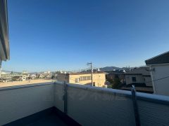 陽当たりの良いバルコニーです。お洗濯やお布団干しはもちろん、日光浴スペースにも。足元は防水工事施工済です。