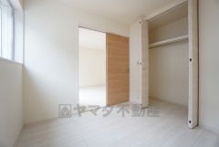 あると嬉しい1階の一部屋。お子様のお昼寝スペースや客間、お友達やご親戚のお泊り部屋としても使えます。
