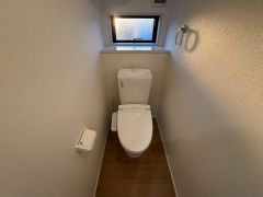 ウォシュレット付きトイレです。1階2階の2ヶ所にトイレがあるので、忙しい朝にもゆとりができますね＾＾