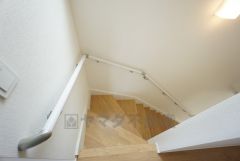 踏み場の広い手摺付き階段です。勾配も緩やかに設計されており、高齢の方でも安心できますね＾＾