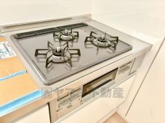 3種類の料理が同時に調理できる、3口ガスコンロ。忙しい夕食の支度時間が短縮できて効率よくお料理が楽しめます。