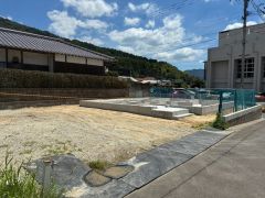 鏡山小学校：徒歩約1分 鏡中学校：徒歩約5分