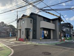 南東側約6～6.4ｍの公道に面しています。