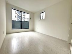 バルコニーに面した陽当たりの良い洋室です＾＾2面採光を確保した明るい室内で、爽やかな風を感じながら目覚める朝は、心地よく一日をスタートできる贅沢なひととき。