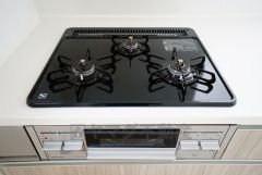 同仕様写真。3口コンロなので、効率よく調理ができます。毎日のお料理が楽しくなりますね。