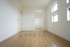 同仕様写真。現況と異なる場合は現況を優先します。 ウォークインクローゼットは奥にハンガーパイプ、手前に可動棚を付け、コートなどのアウター類から帽子や靴下などの小物類まで全て収納できます＾＾