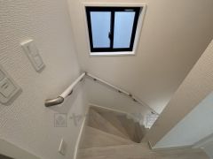 日中でも暗くなりがちな階段には、小窓を配置し採光も考えられたつくり＾＾手摺付きなので安全に上り下りできますね＾＾