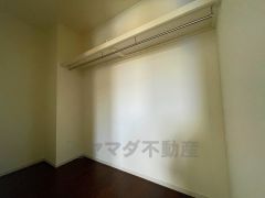 収納力豊富なウォークインクローゼット。洋服や小物などを1箇所にまとめて美しい収納を実現します。スーツケースのような大型の荷物も置けます＾＾