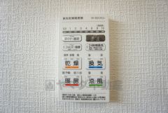 雨の日の洗濯も安心できる浴室暖房乾燥機付き浴室。リモコンで操作もボタン1つで簡単。