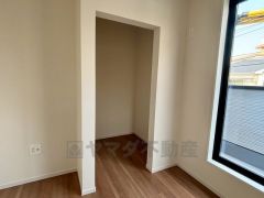 ウォークインクローゼット付き＾＾ハンガーパイプ下にボックスを置いて、枕棚を活用して、たっぷりと収納できそうです＾＾