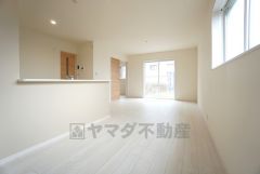 大きな窓のあるリビングは、陽光あふれる明るい空間です。居心地良く、ご家族皆がゆったり寛げる憩いの空間となりそうです。