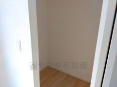 収納力豊富なウォークインクローゼット。洋服や小物などを1箇所にまとめて美しい収納を実現します。スーツケースのような大型の荷物も置けます＾＾