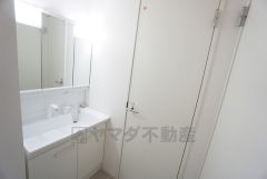 三面鏡にハンドシャワー付きで使いやすい洗面台です＾＾鏡裏と洗面ボウル下に収納付きの洗面台なので、整理整頓ができスッキリと使えます＾＾