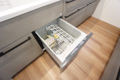 炊事時間を大幅に短縮できる食器洗浄乾燥機付き＾＾冬場の洗い物で手荒れの悩みもなくなります。