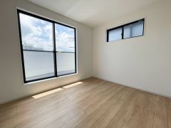 2面採光を確保した明るい室内は、風通しも良く、大変居心地の良い空間となっております。爽やかな風を感じて起きる朝は、快適生活の始まりに。