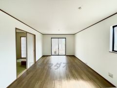 大きな掃き出し窓のあるリビングは、陽光あふれる明るい空間です。ゆったりと寛げる憩いの場となりそうです。