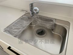 広々とした凸型シンクに洗剤ポケットを標準装備。大きなお鍋など洗いやすいです。