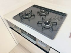 3種類の料理が同時に調理できる、3口ガスコンロ。忙しい朝食やお弁当作りも効率良くお料理できますね＾＾