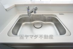 大きなお鍋も楽々洗える、幅が広いシンク。 洗剤や石鹸、スポンジもすっきりできる収納付き。