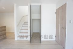 リビングには収納が設けられています。物が沢山集まりがちなリビングに収納スペースがあると便利ですね＾＾キッチン後方にはパントリーも付いています＾＾
