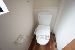 ウォシュレット付きトイレです。1階2階の2ヶ所にトイレがあるので、忙しい朝にもゆとりができますね＾＾