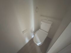 ウォシュレット、暖房便座、節電・節水機能など、使い勝手のよい高機能トイレです。