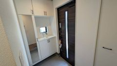 採光も考えられた明るい玄関です。姿見付きのシューズボックスでお出かけ前にコーディネートをチェックできます＾＾